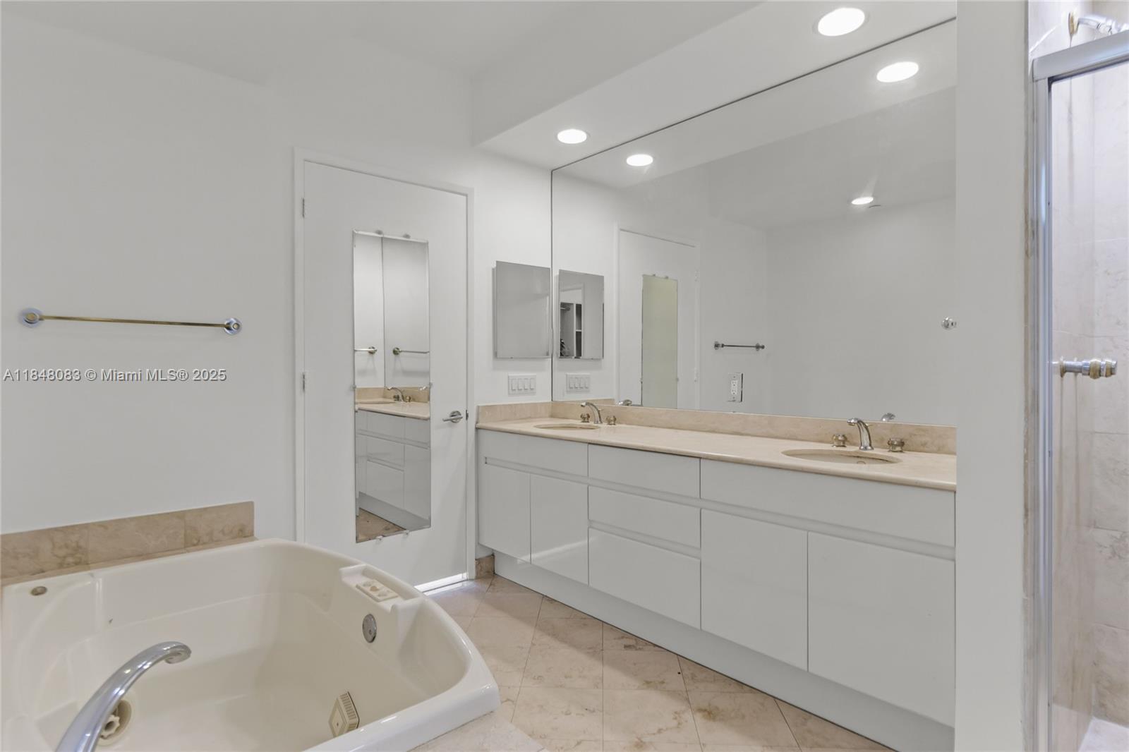 703 Crandon Blvd #PH-3 Key Biscayne, FL 33149 703 Crandon Blvd #PH-3 Key Biscayne, FL 33149