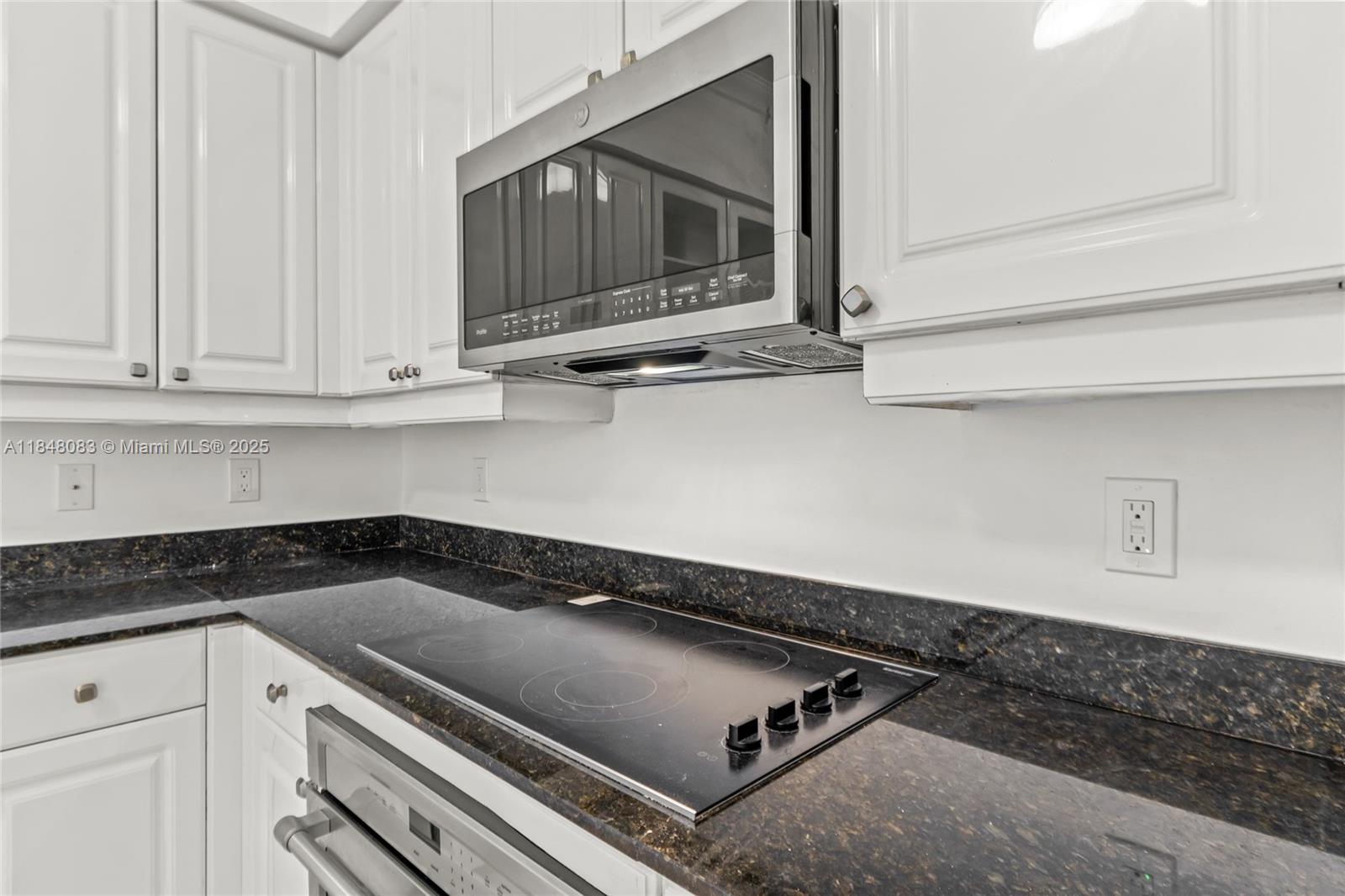 703 Crandon Blvd #PH-3 Key Biscayne, FL 33149 703 Crandon Blvd #PH-3 Key Biscayne, FL 33149