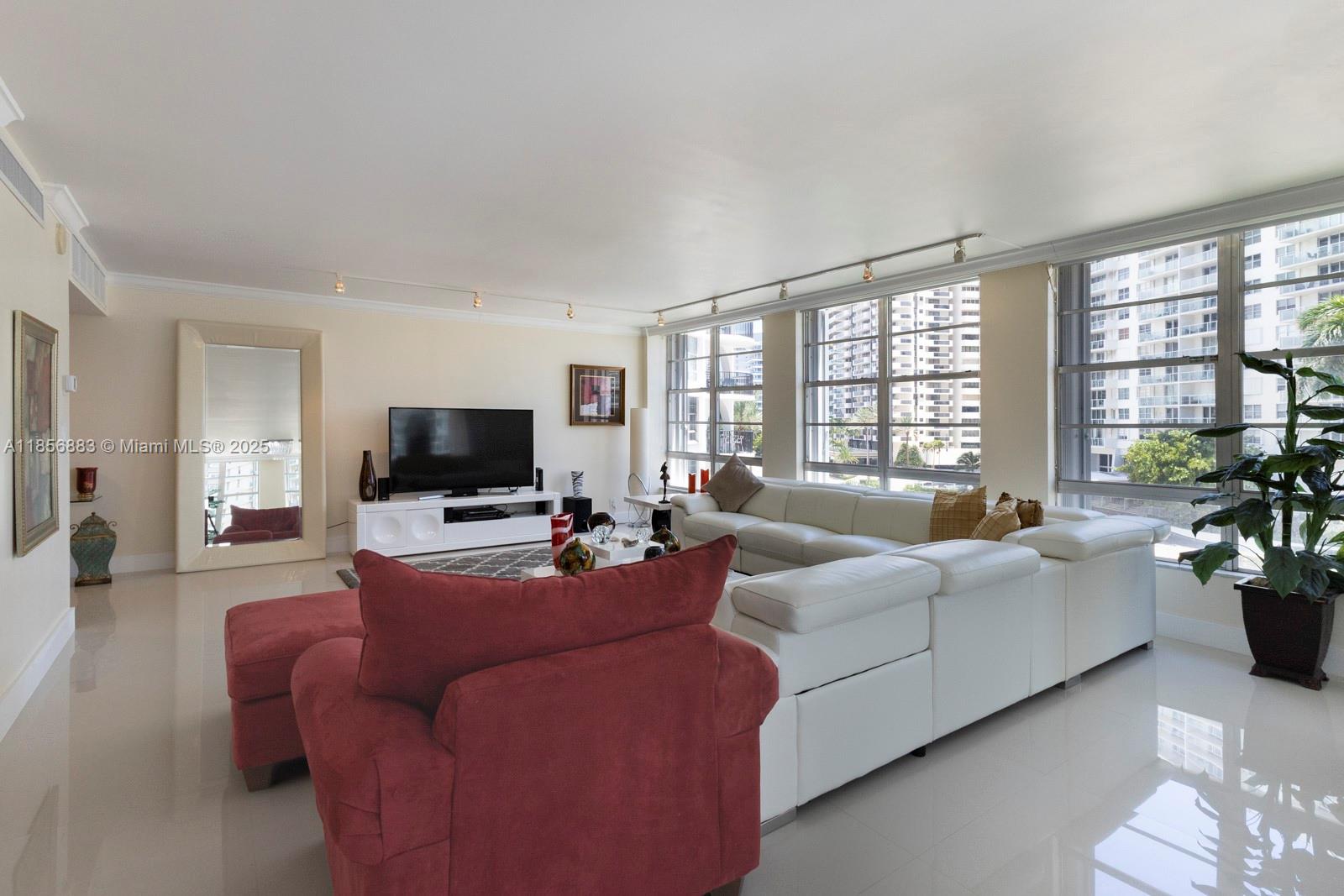 5660 Collins Ave #4B Miami Beach, FL 33140