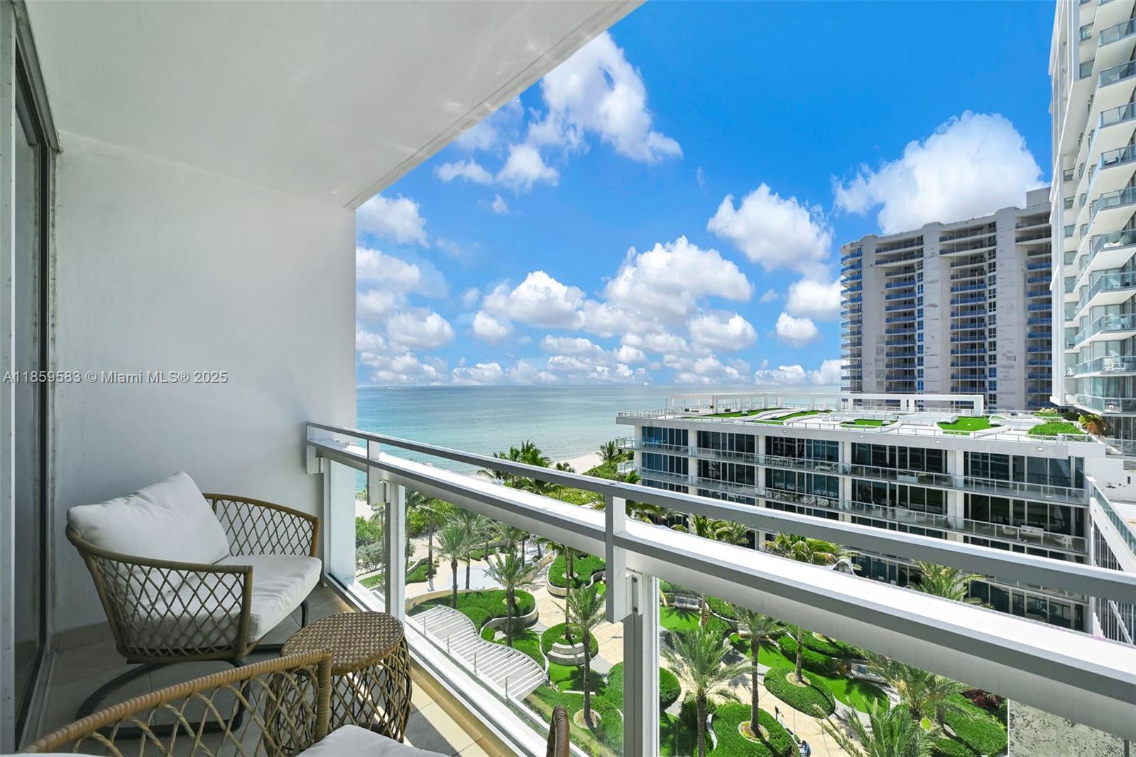 image Central Carillon Beach C29