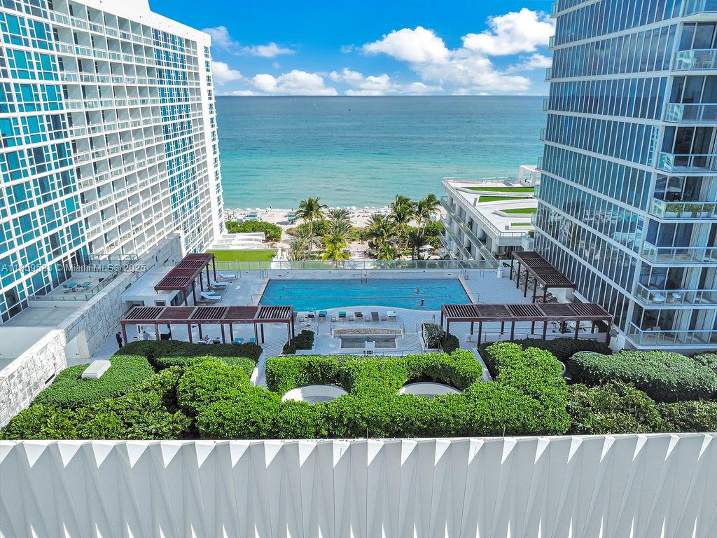 image Central Carillon Beach C44