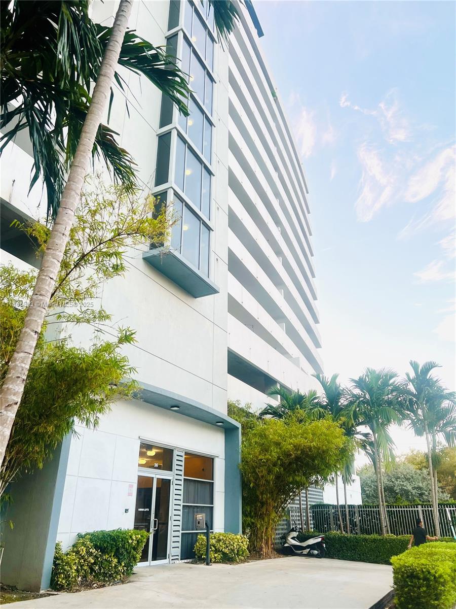 36 NW 6th Ave #806