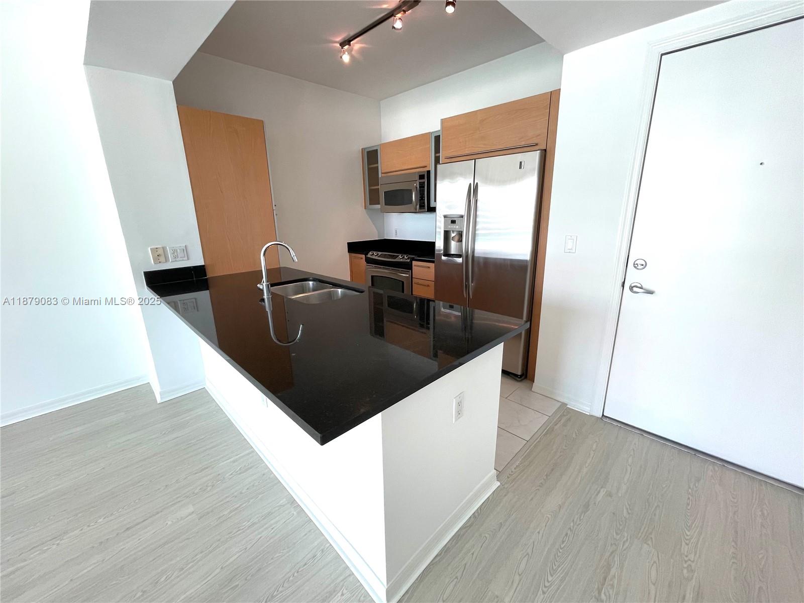 950 Brickell Bay Dr #3902