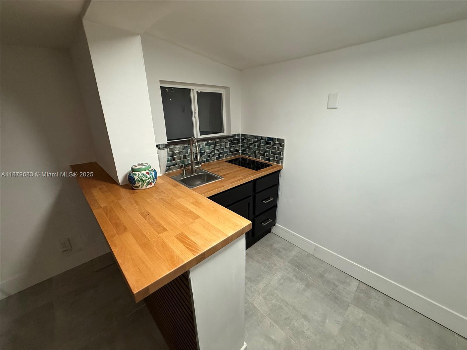 691 NW 7th St Rd Miami, FL 33136