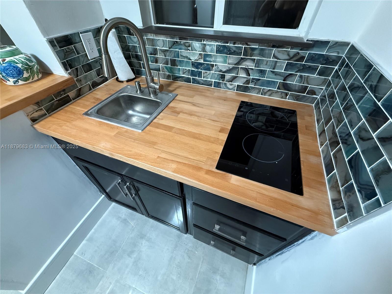 691 NW 7th St Rd Miami, FL 33136