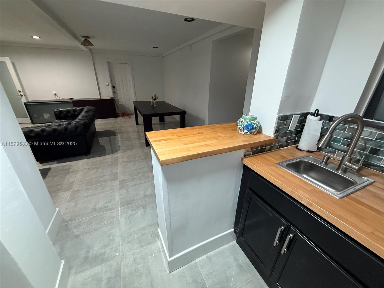 691 NW 7th St Rd Miami, FL 33136