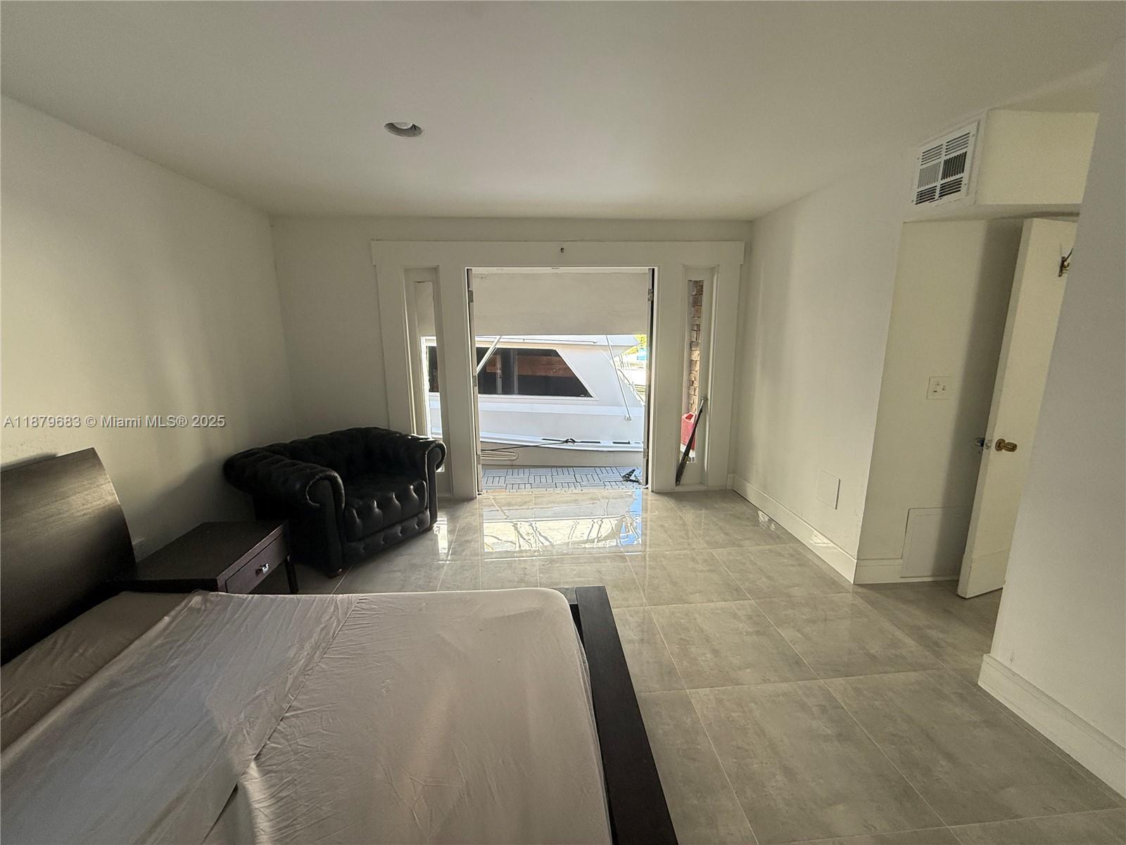 691 NW 7th St Rd Miami, FL 33136