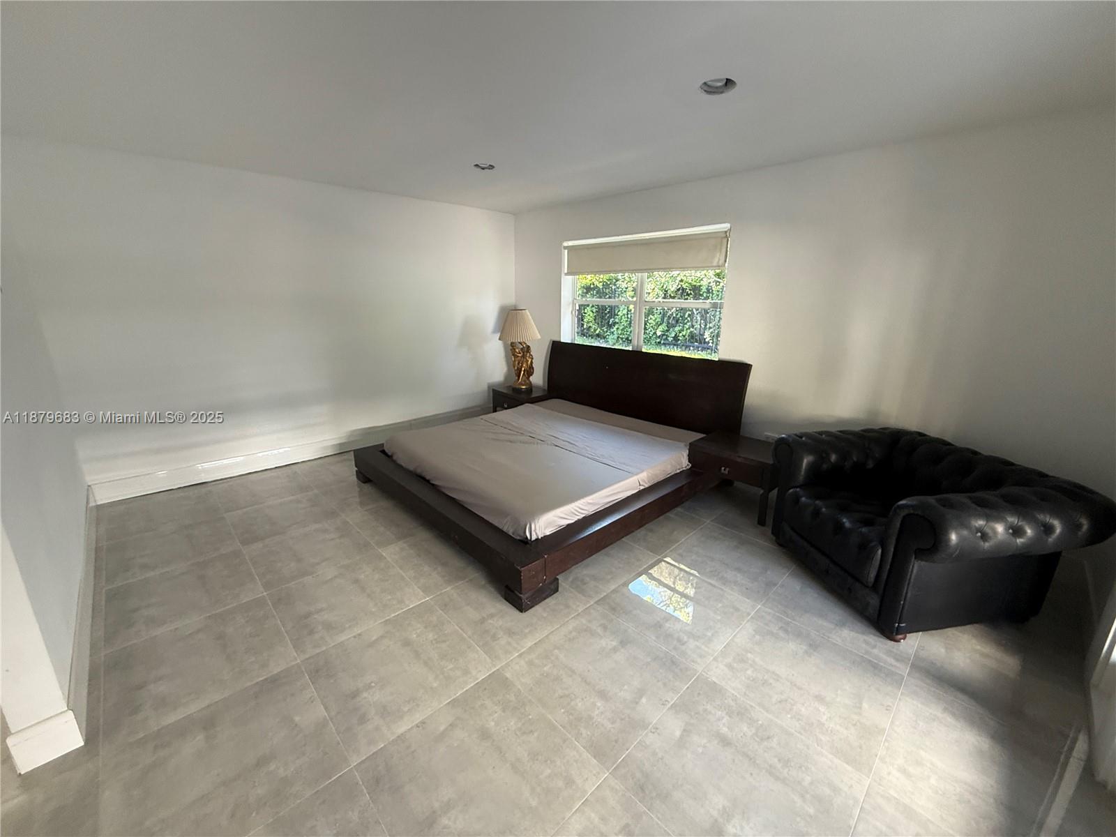 691 NW 7th St Rd Miami, FL 33136