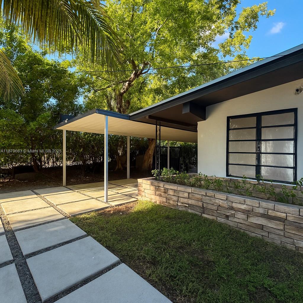 691 NW 7th St Rd Miami, FL 33136