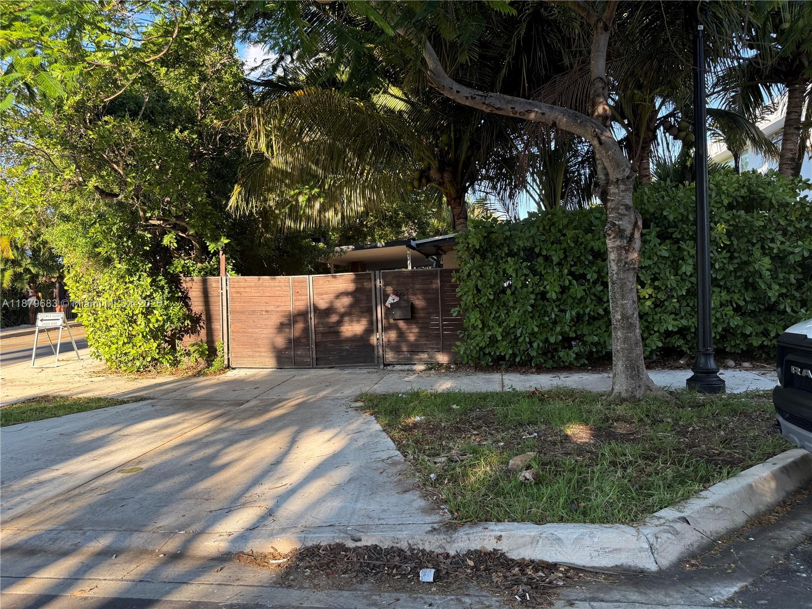 691 NW 7th St Rd Miami, FL 33136