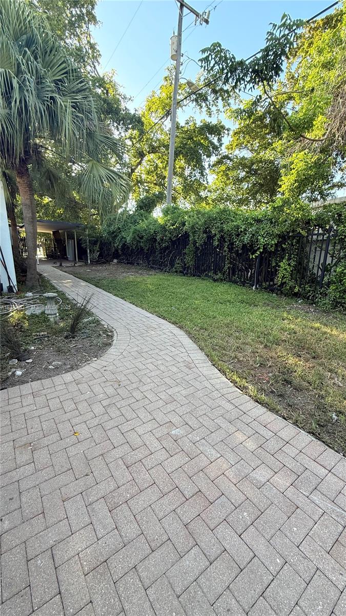 691 NW 7th St Rd Miami, FL 33136