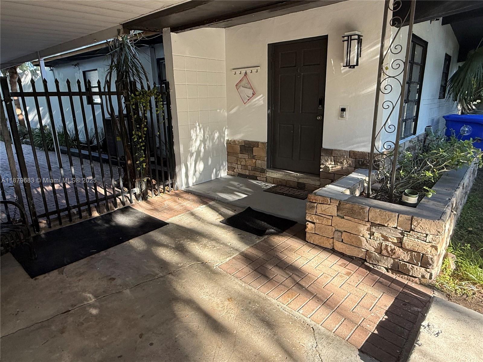 691 NW 7th St Rd Miami, FL 33136