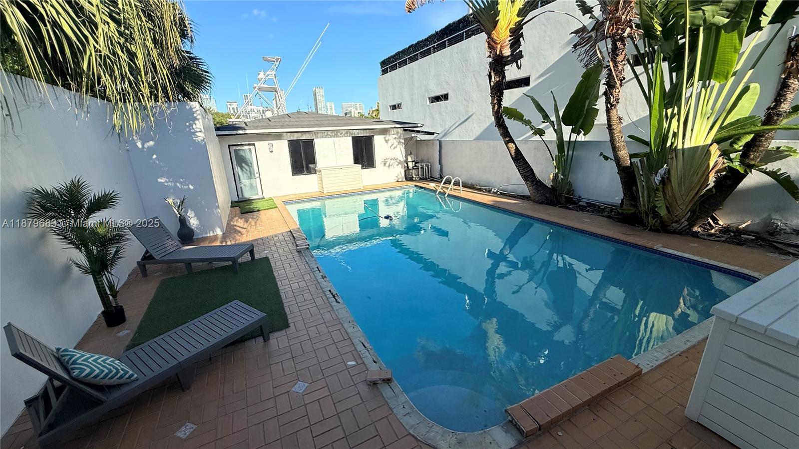 691 NW 7th St Rd Miami, FL 33136