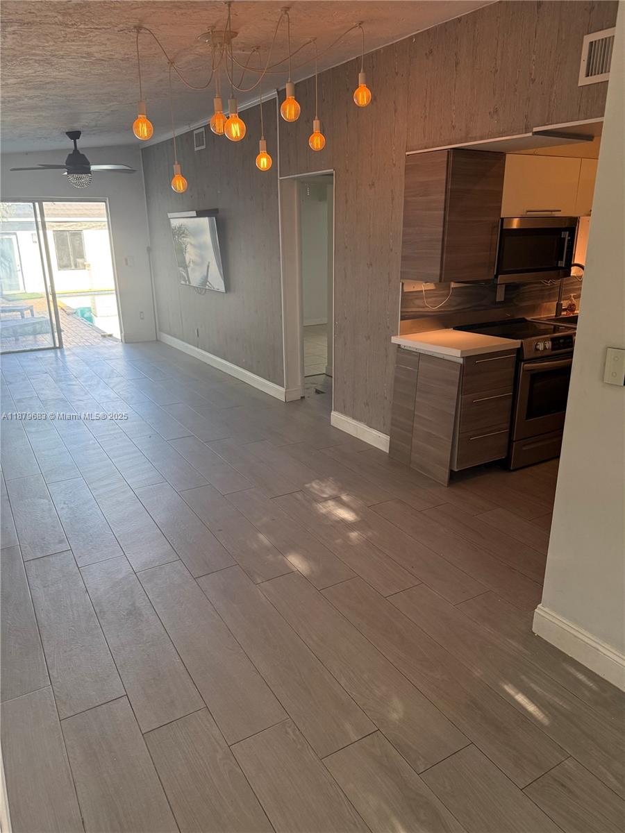 691 NW 7th St Rd Miami, FL 33136