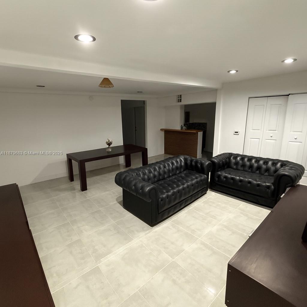 691 NW 7th St Rd Miami, FL 33136