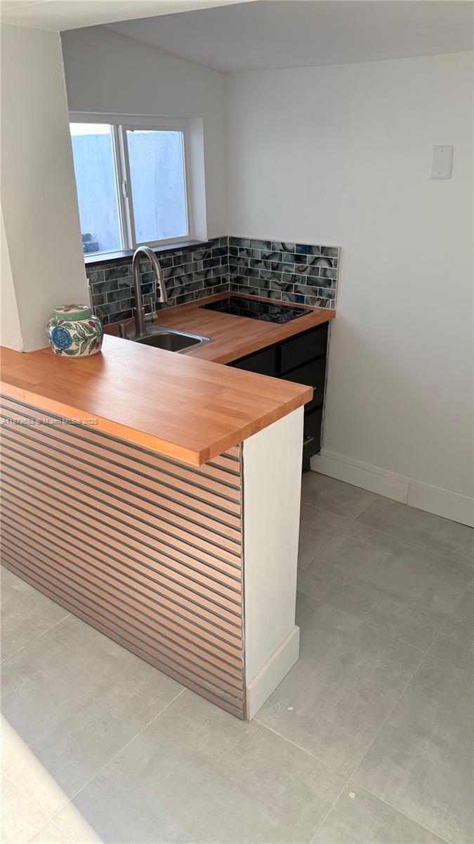 691 NW 7th St Rd Miami, FL 33136