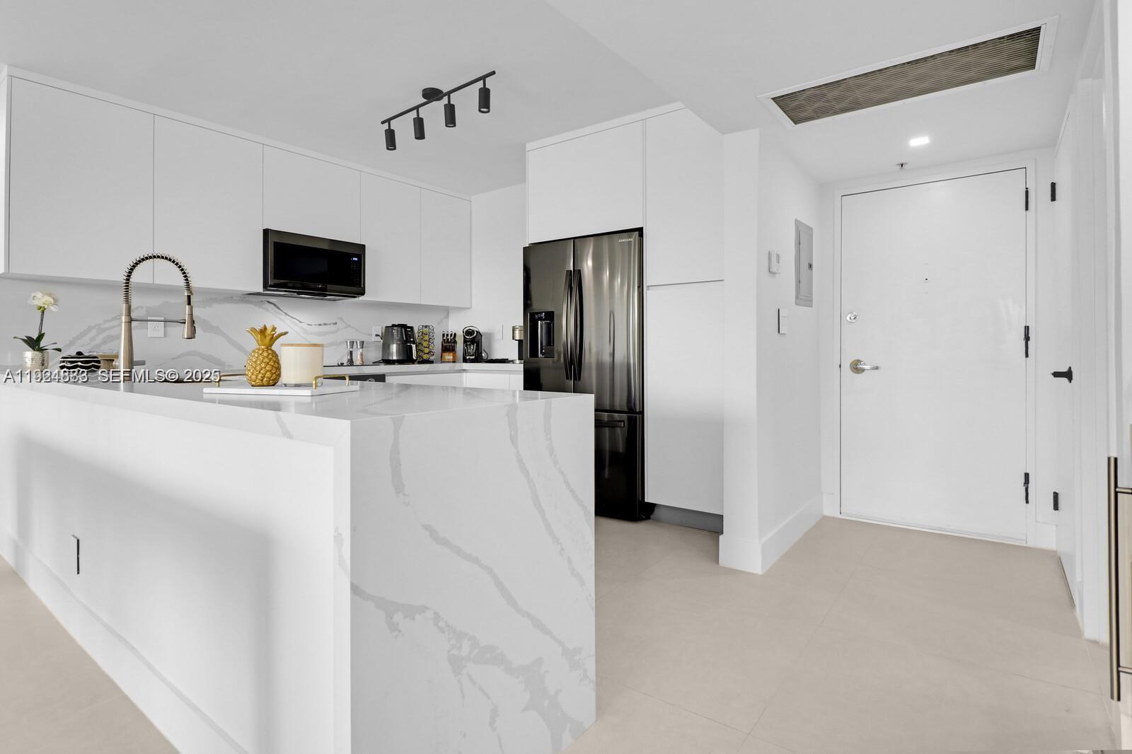 5700 Collins Ave #3J Miami Beach, FL 33140