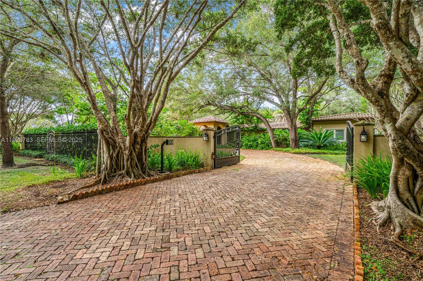 6755 SW 99th Ter Pinecrest, FL 33156