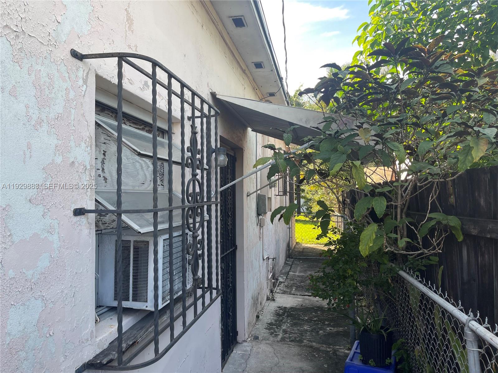 1040 NW 28th Ave Miami, FL 33125