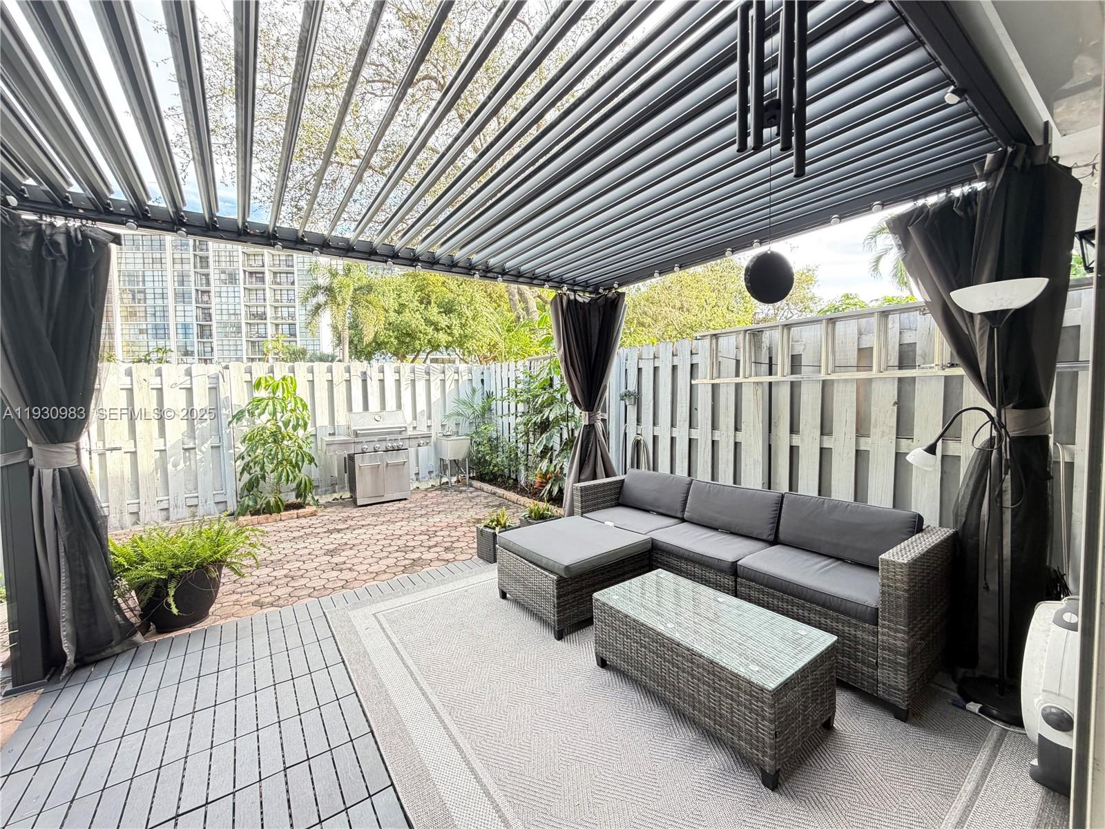 934 NE 27th Ave Hallandale Beach, FL 33009