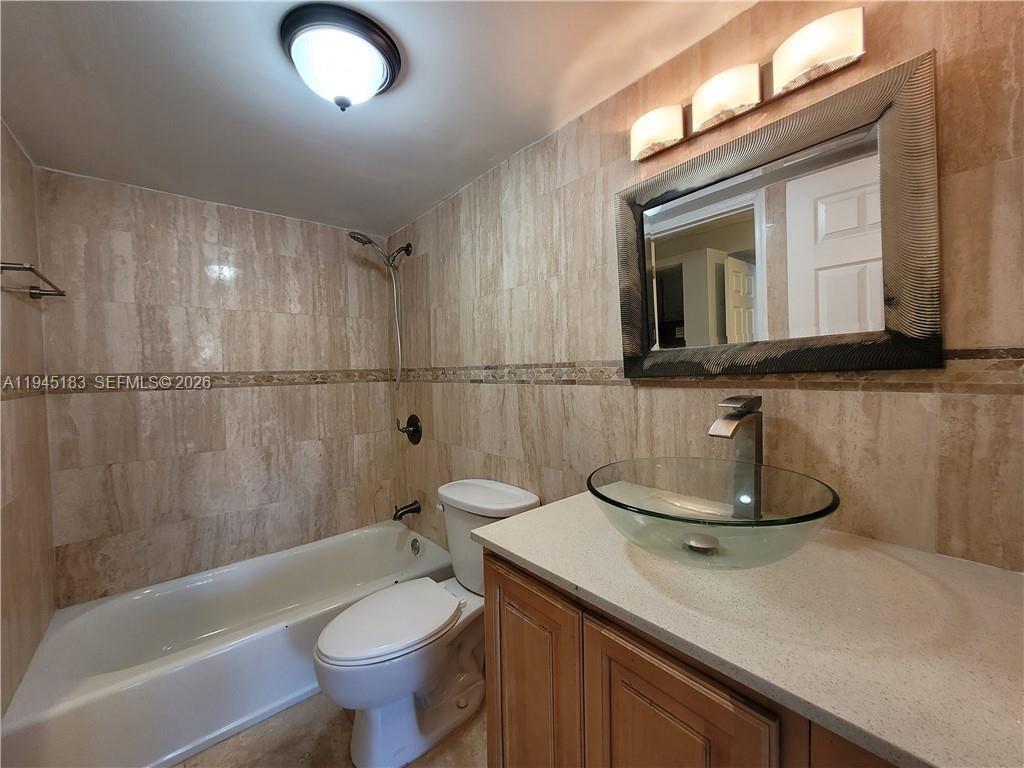 2175 NE 170th St #108 North Miami Beach, FL 33162