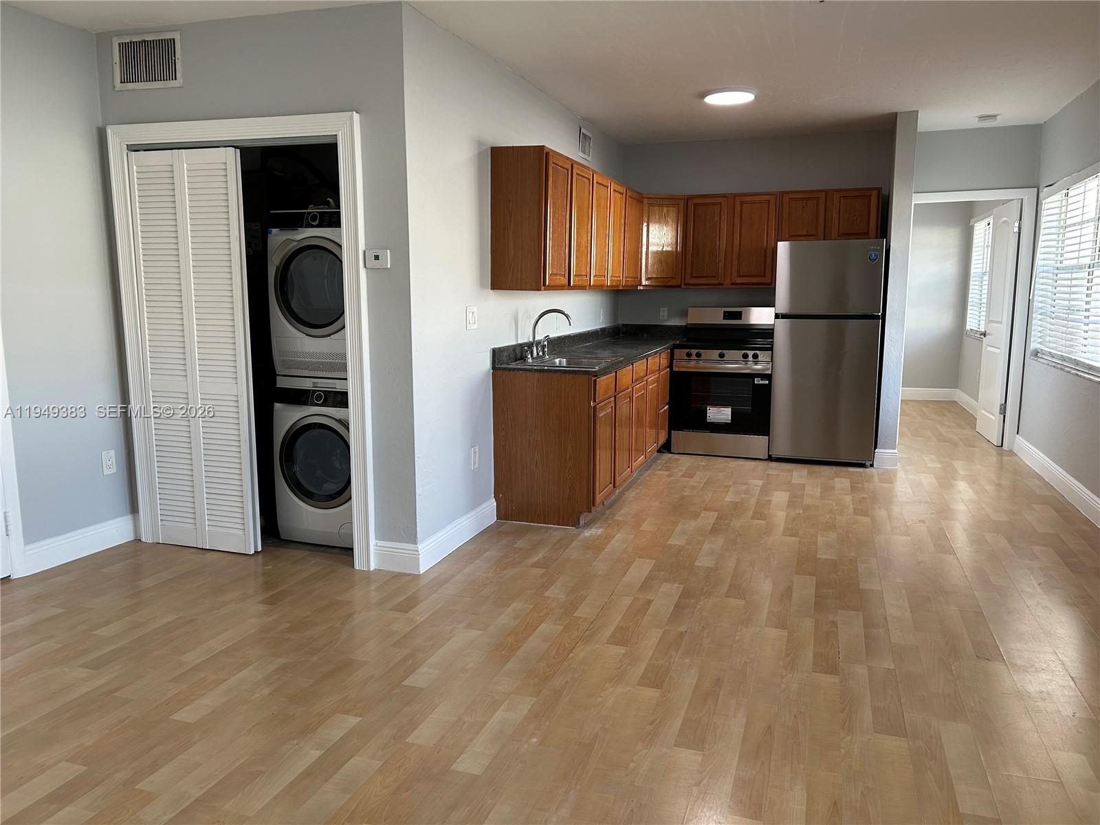 1360 Collins Ave #202