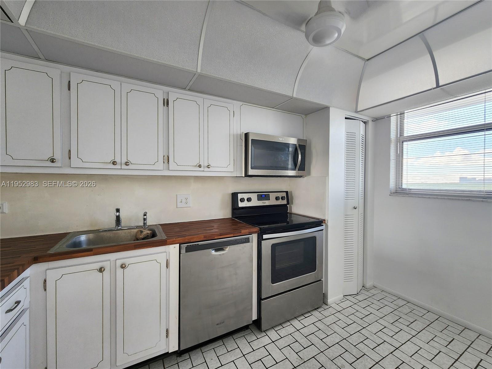 3703 NE 166th St #905