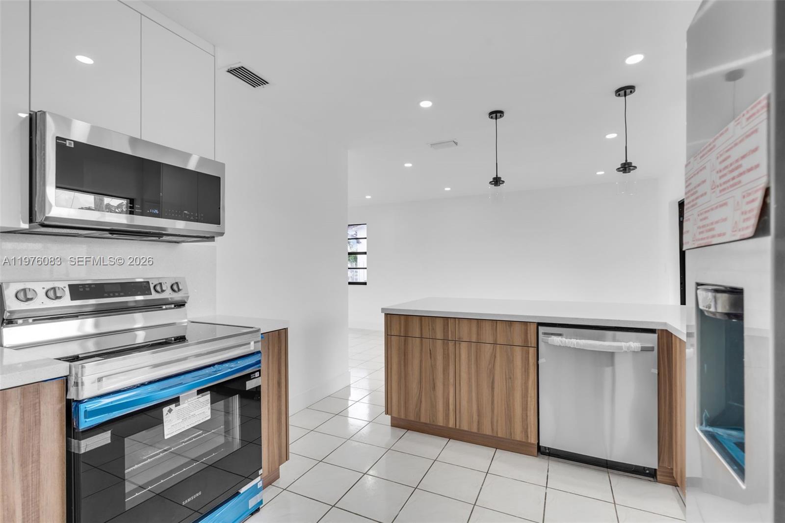 1005 W 36th Pl Hialeah, FL 33012