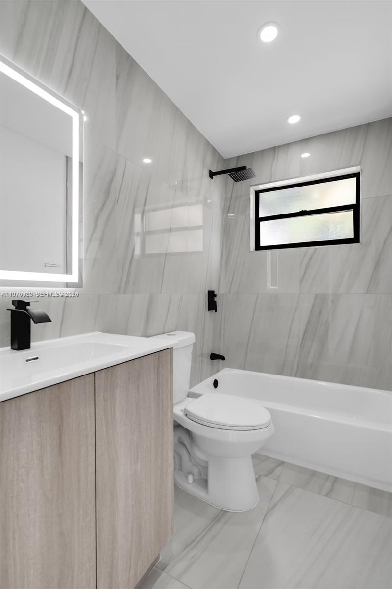 1005 W 36th Pl Hialeah, FL 33012