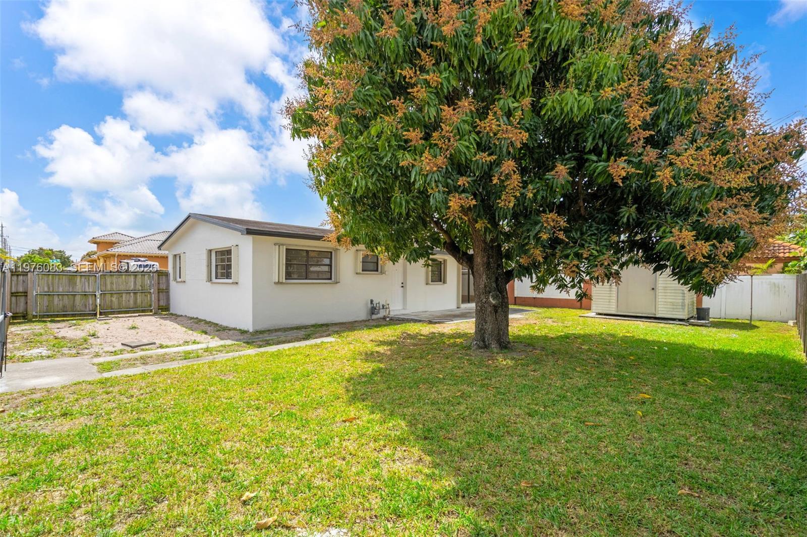 1005 W 36th Pl Hialeah, FL 33012