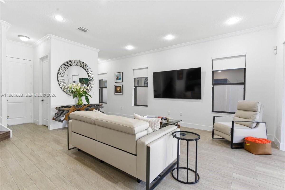 3407 W 99th Pl Hialeah, FL 33018