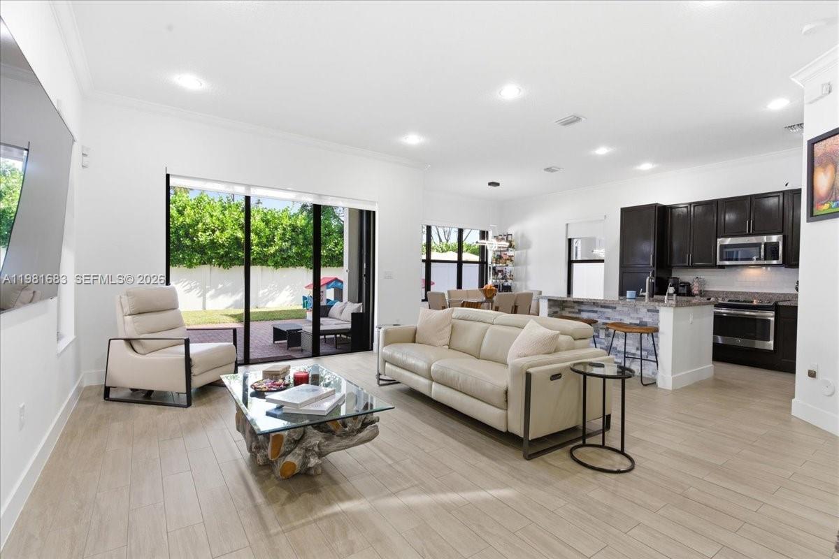 3407 W 99th Pl Hialeah, FL 33018