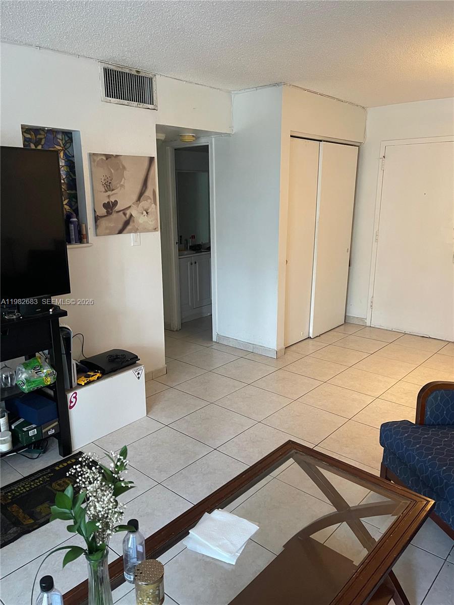 210 172nd St #323 Sunny Isles Beach, FL 33160