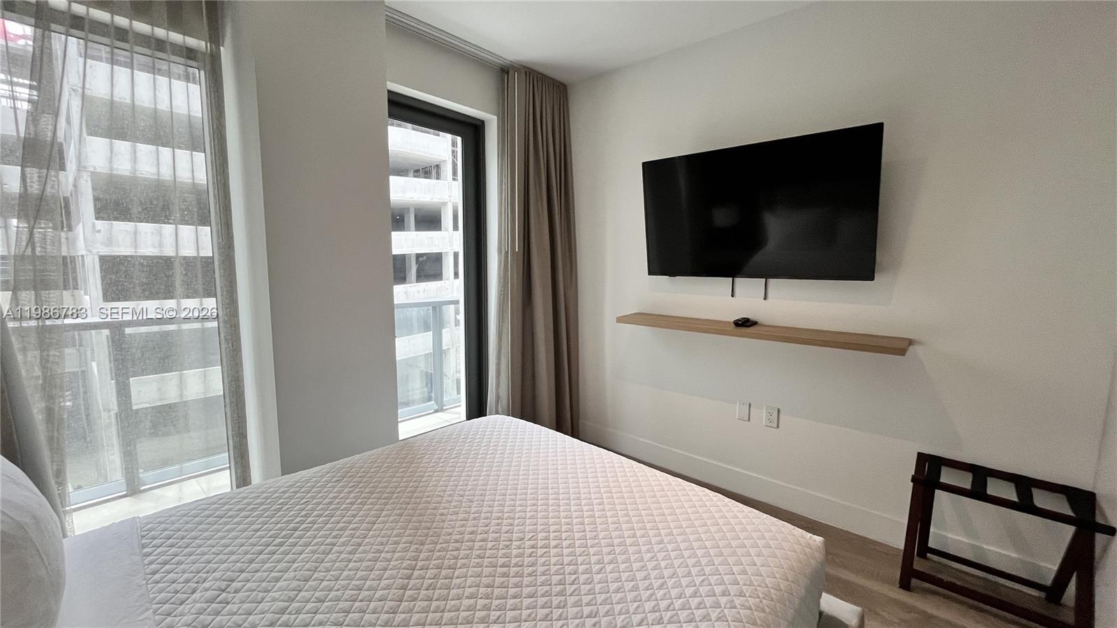 image Smart Brickell III11