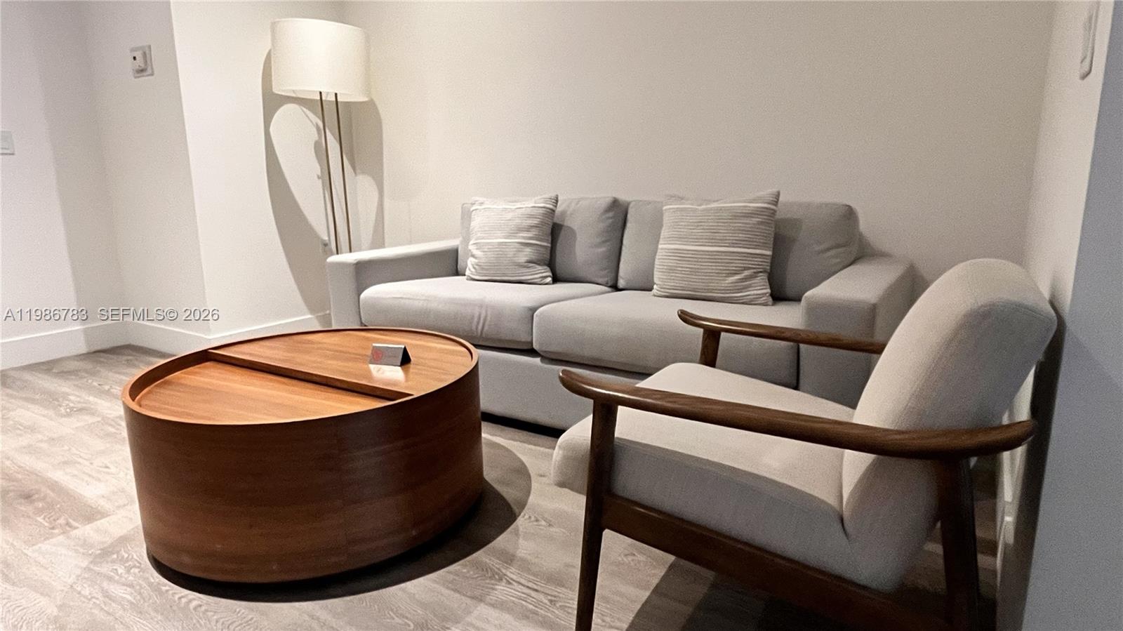 image Smart Brickell III4
