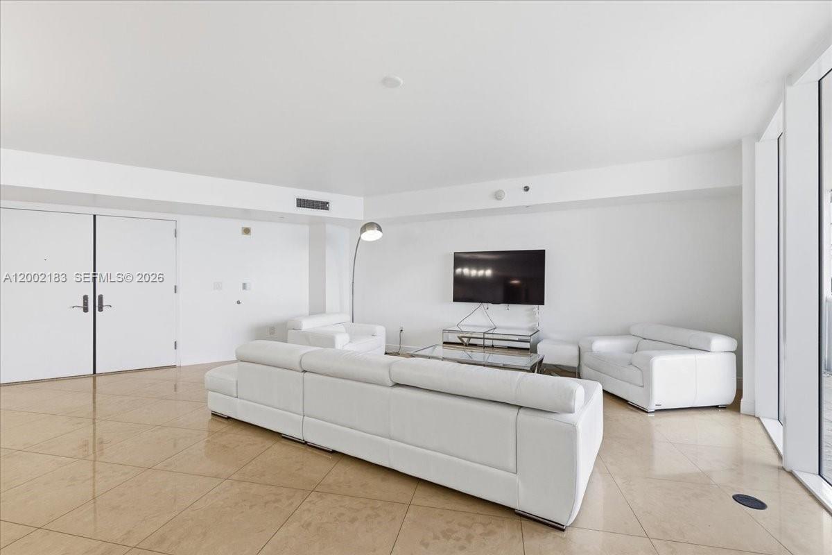 17201 Collins Ave #1107 Sunny Isles Beach, FL 33160