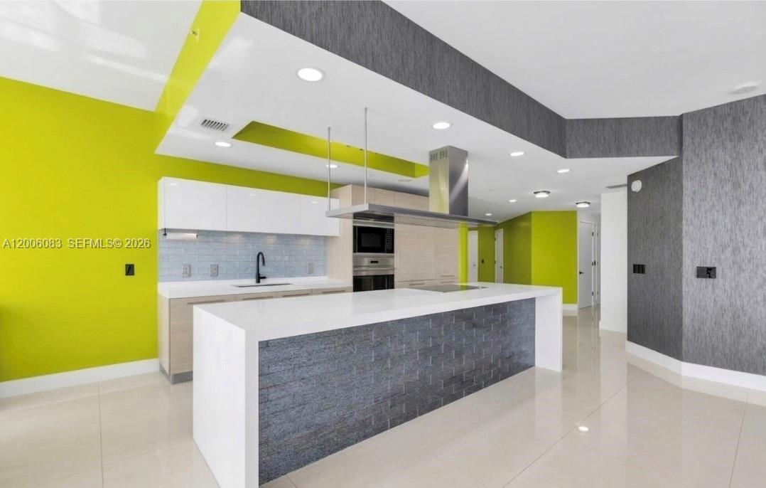 17111 Biscayne Blvd #909 North Miami Beach, FL 33160