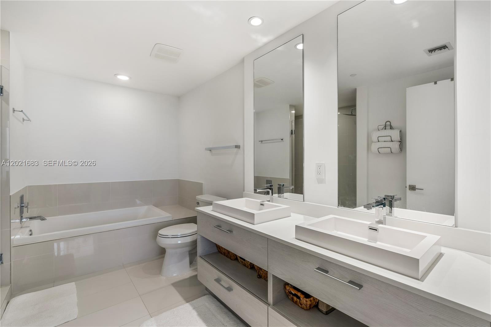 55 SW 9th St #4001 Miami, FL 33130