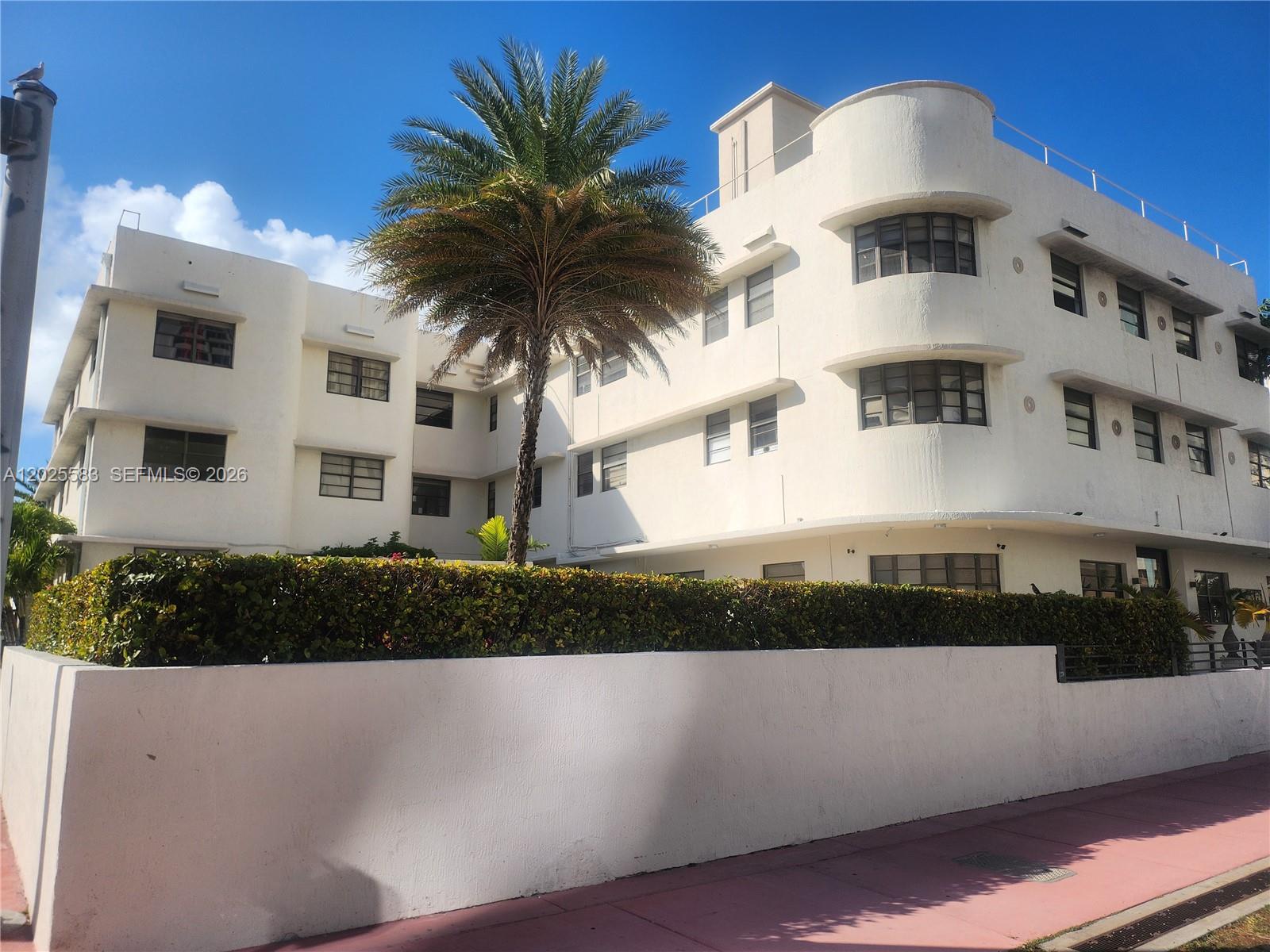 2700 Collins Ave #302