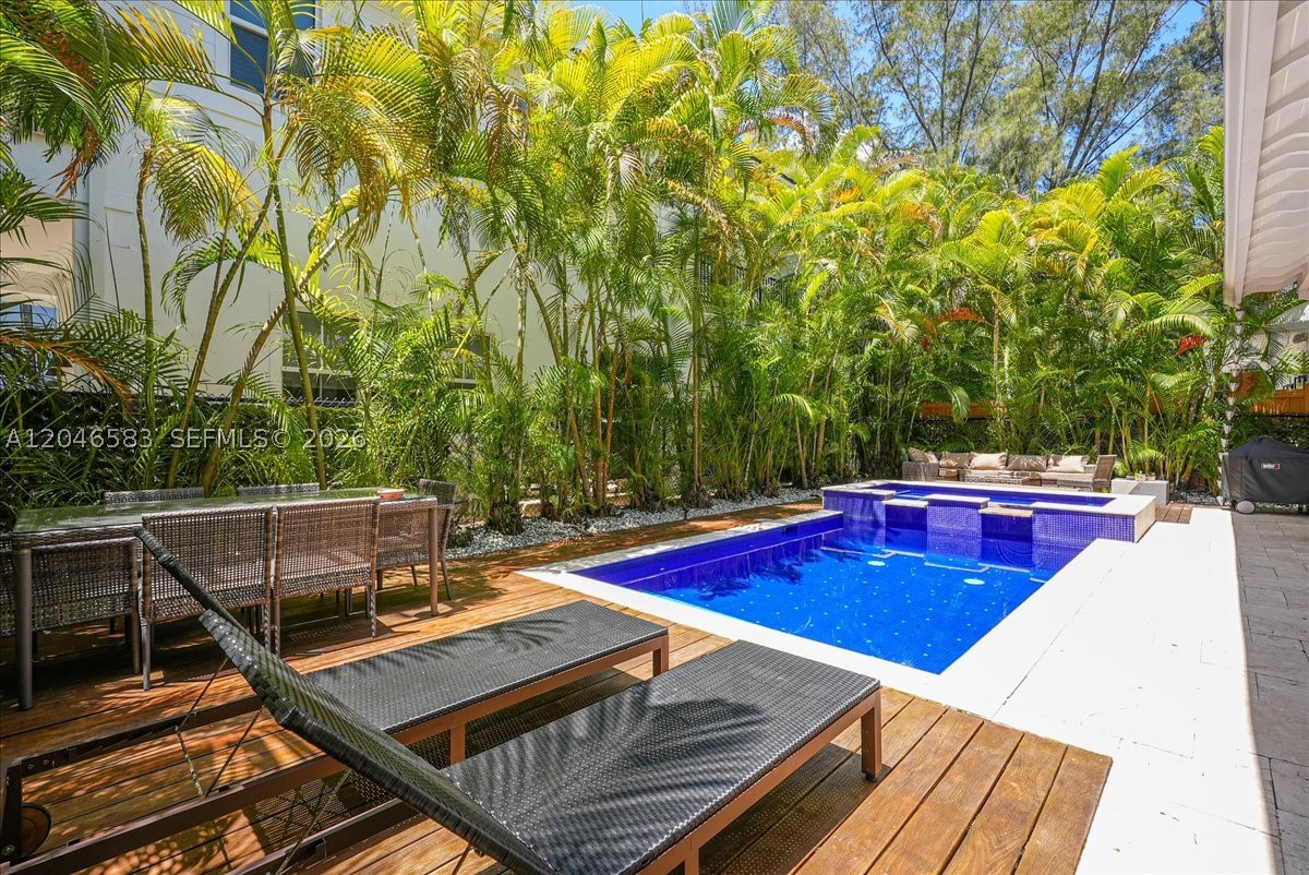 4734 Sunset Dr Miami, FL 33143