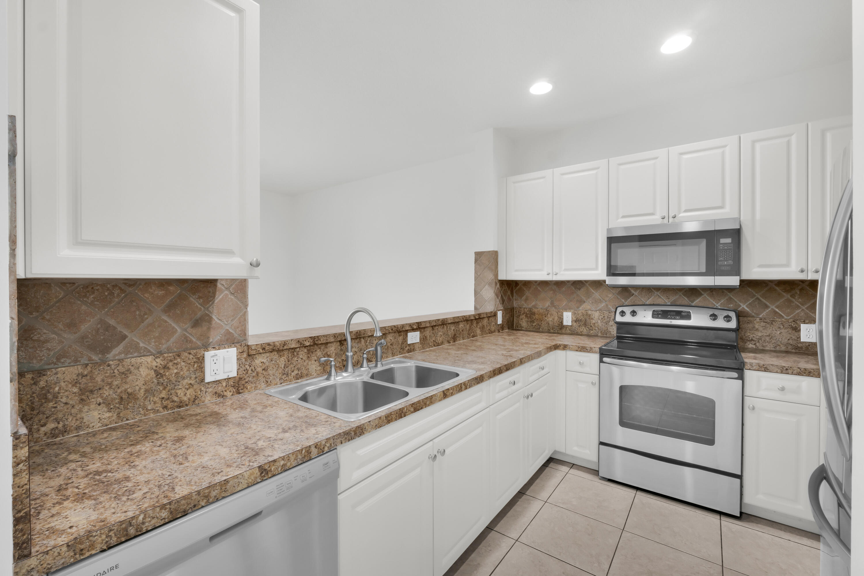 2581 Riverside Coral Springs, FL 33065