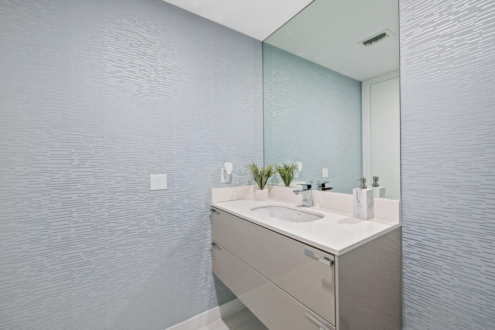 435 Bayshore #302 Fort Lauderdale, FL 33304