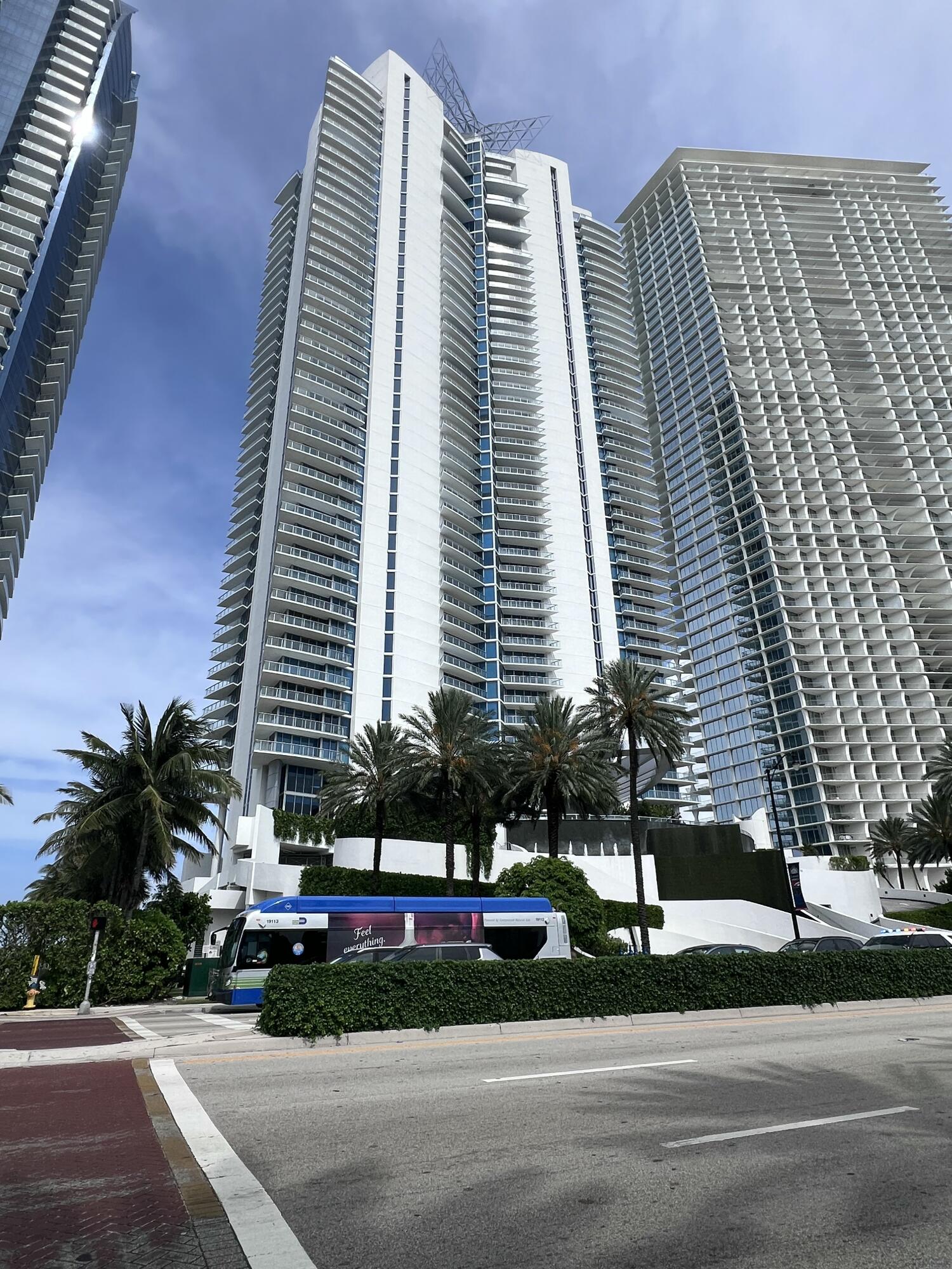 17001 Collins #1806