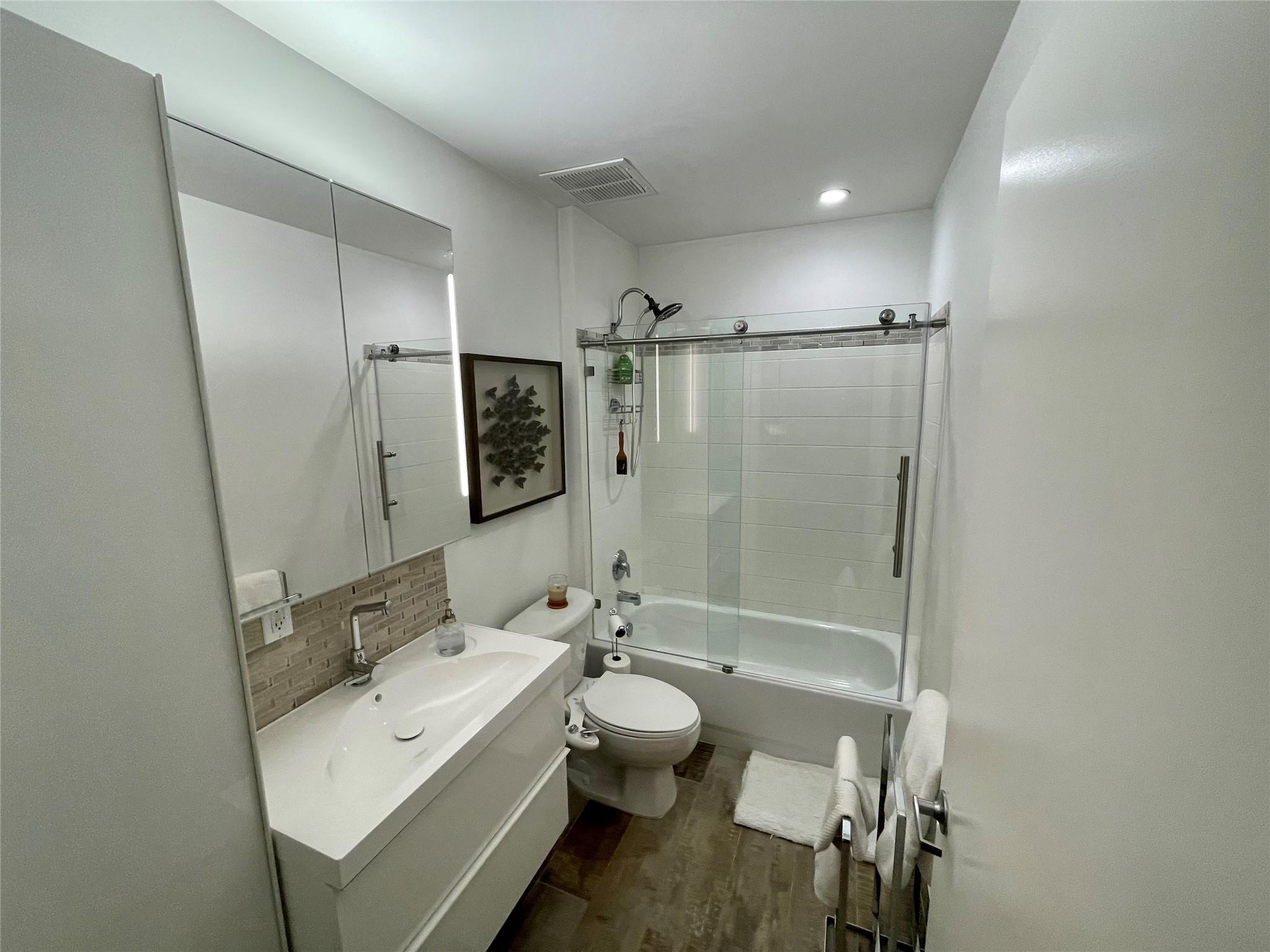 image The Yorker Condominium35