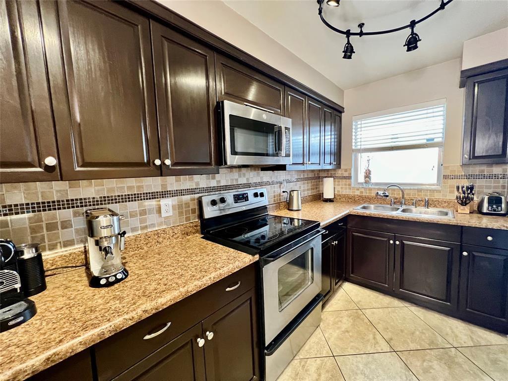 160 NE 8th Ave #1b