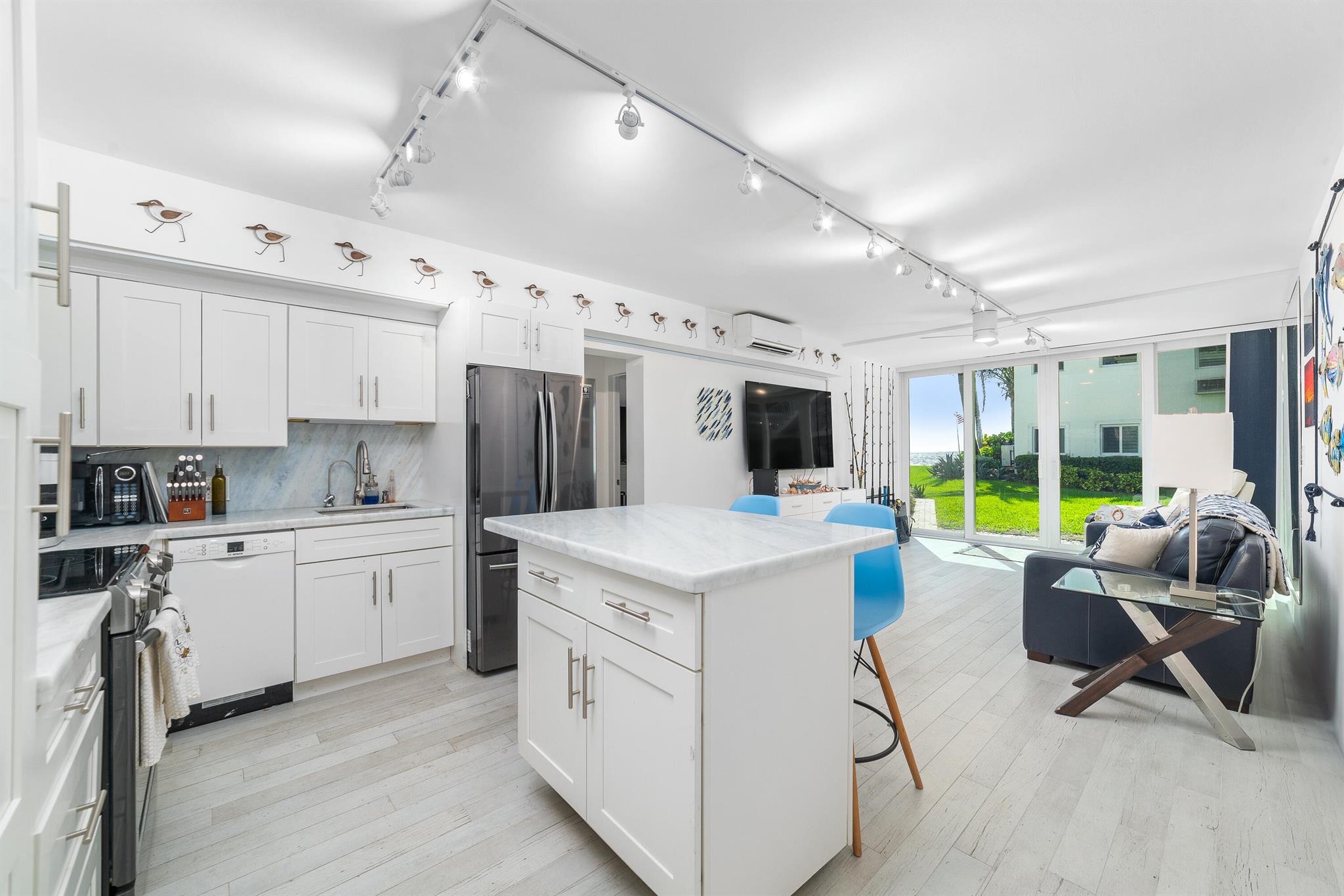 1043 Hillsboro Mile #17c