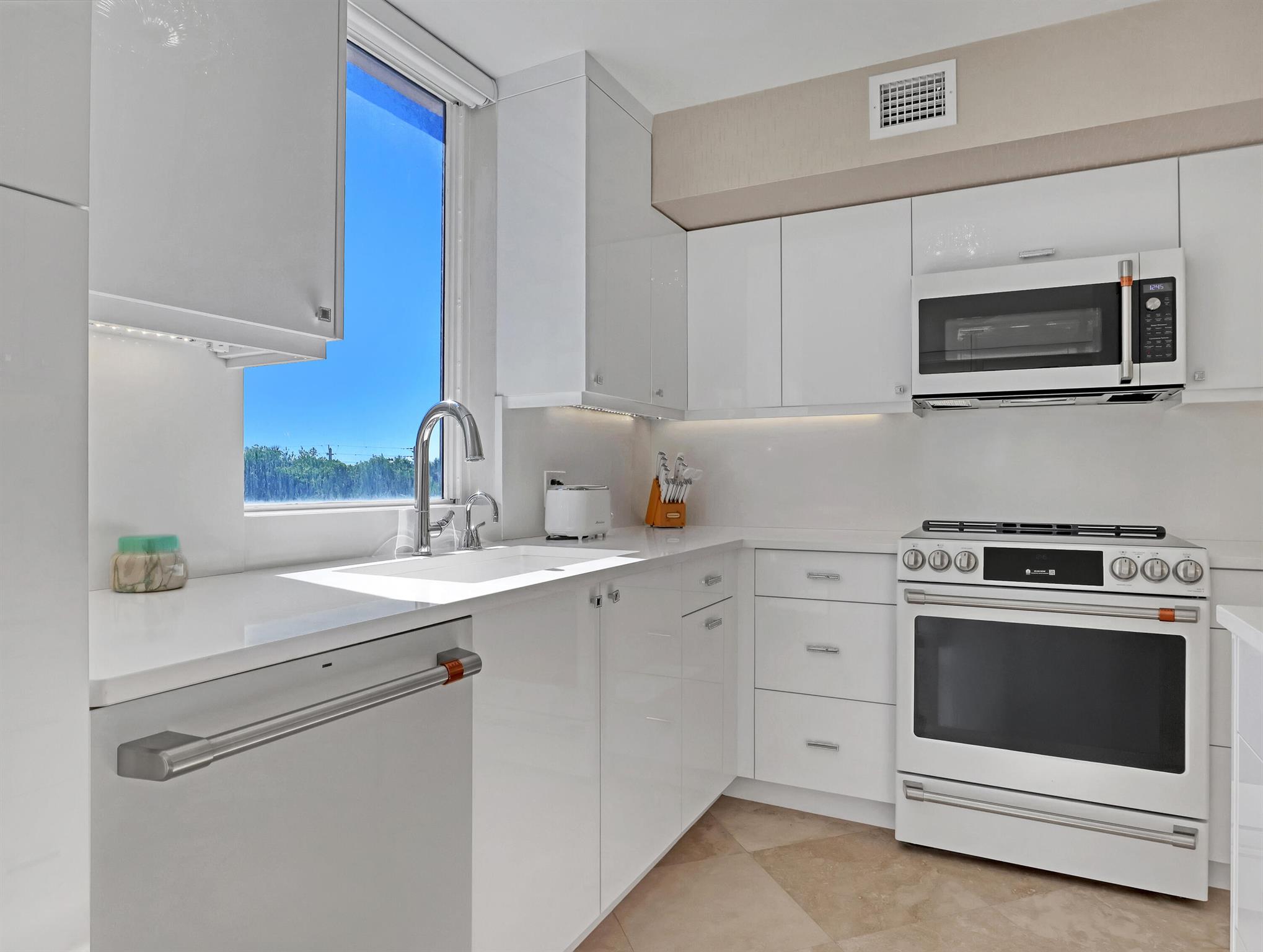 5380 N Ocean Dr #3b Riviera Beach, FL 33404