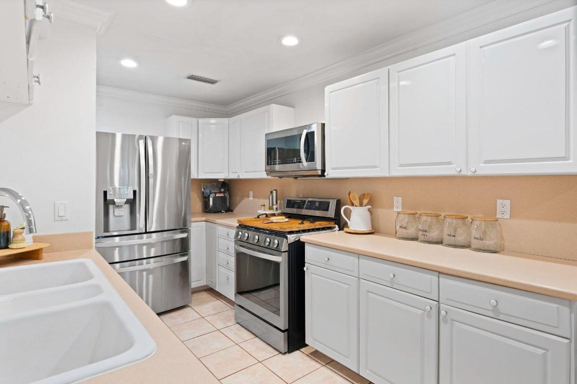 619 29th St Bradenton, FL 34208