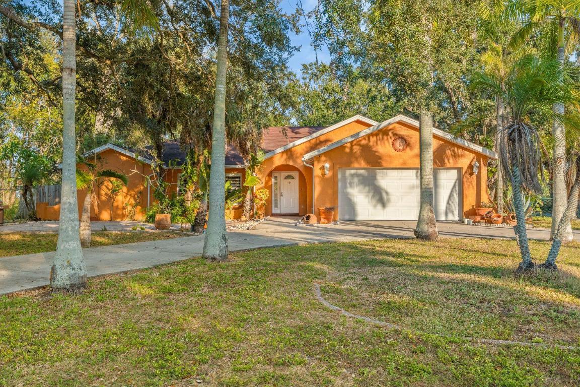 619 29th St Bradenton, FL 34208