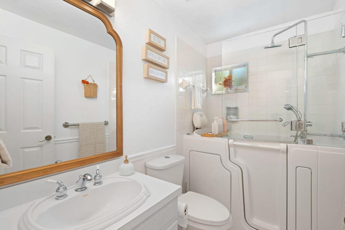 619 29th St Bradenton, FL 34208